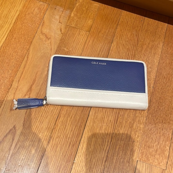 Cole haan navy and white leather wallet - Picture 1 of 3